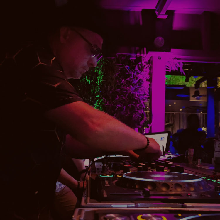 DJ Yann Naë en performance à Le Pacha à Ibiza